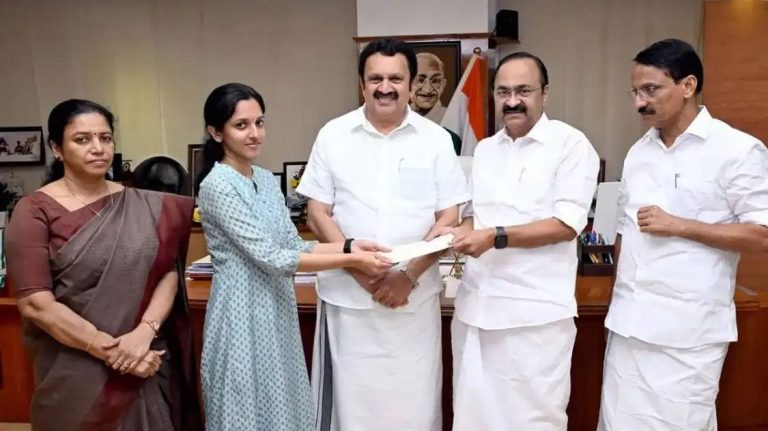 കെ നവീൻ ബാബുവിന്റെ മകള്‍ക്ക് സര്‍ക്കാര്‍ ജോലി; ഉത്തരവ് കൈമാറി മുഖ്യമന്ത്രി.