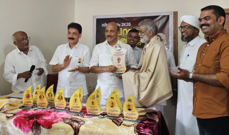 വിശുദ്ധ ഖുർആൻ 30 ജുസുഹും കൈകൊണ്ട് എഴുതി ശ്രദ്ധേയനായ അബൂട്ടി അരീക്കോടിനെ ആദരിച്ചു.
