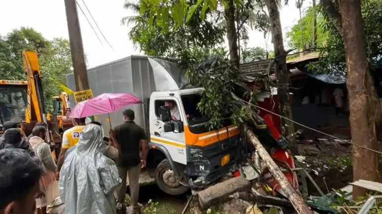 തൃശൂരില്‍ ടാങ്കര്‍ ലോറി ചായക്കടയിലേക്ക് ഇടിച്ചുകയറി; രണ്ടുപേര്‍ക്ക് ദാരുണാന്ത്യം.