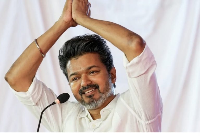 ‘പെണ്‍കുട്ടികള്‍ക്ക് ഒരു പവൻ സ്വര്‍ണവും പട്ടുസാരിയും, കോളജ് വിദ്യാര്‍ത്ഥികള്‍ക്ക് ലാപ്ടോപ്’; വമ്പൻ പ്രഖ്യാപനങ്ങളുമായി വിജയ് സര്‍ക്കാരിന്റെ കന്നി ബജറ്റ്.