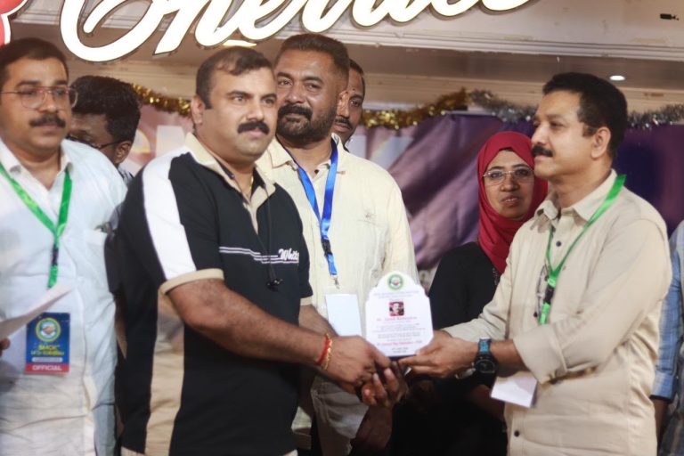 നാട്ടിലേക്ക് മടങ്ങുന്ന അജീഷ് രവീന്ദ്രന് റിയാദ് എസ്.എം.സി. കൂട്ടായ്മ യാത്രയപ്പ് നൽകി