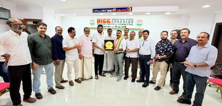 സോണി പറക്കലിന് ഒഐസിസി തൃശൂർ ജില്ലാ കമ്മിറ്റി യാത്രയയപ്പ് നൽകി; വി.കെ. ശ്രീകണ്ഠൻ എം.പി ഉപഹാരം സമ്മാനിച്ചു